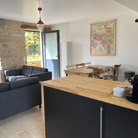 Maison Bretonne Typique Des Oiseaux A Beg Meil * Fouesnant