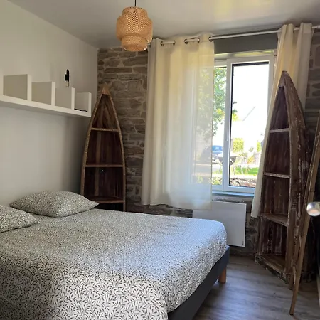 Maison Bretonne Typique Des Oiseaux A Beg Meil