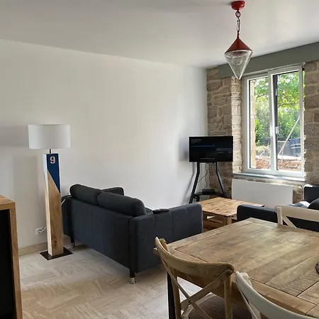 Maison Bretonne Typique Des Oiseaux A Beg Meil * Fouesnant