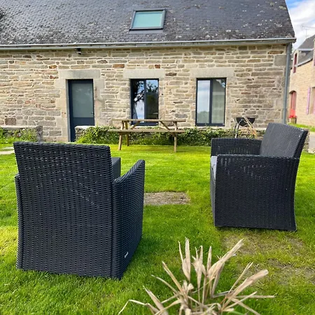 Maison Bretonne Typique Des Oiseaux A Beg Meil *